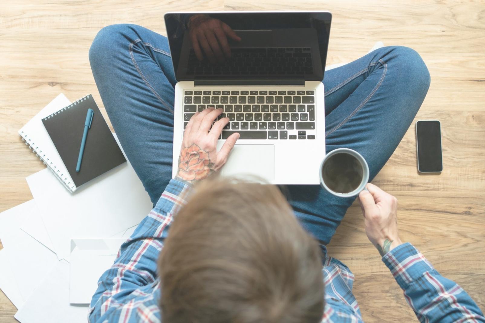 Moderner Arbeitsplatz mit Computer und Finanzunterlagen für Online-Learning